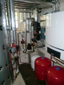 Gasbrennwerttechnik mit solarer Trinkwasserbereitung und Heizungsunterstützung